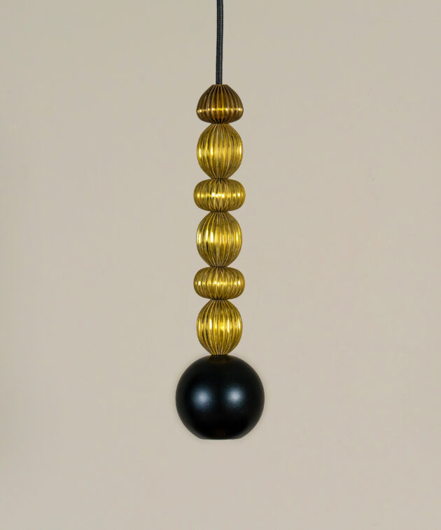 Alternative view of Bola Queen 1